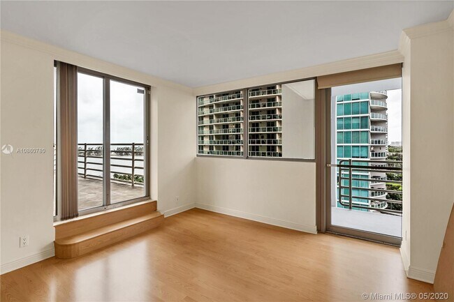 Building Photo - 2025 Brickell Ave