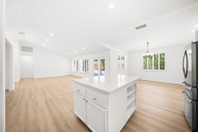 Building Photo - 37762 Drexell Dr