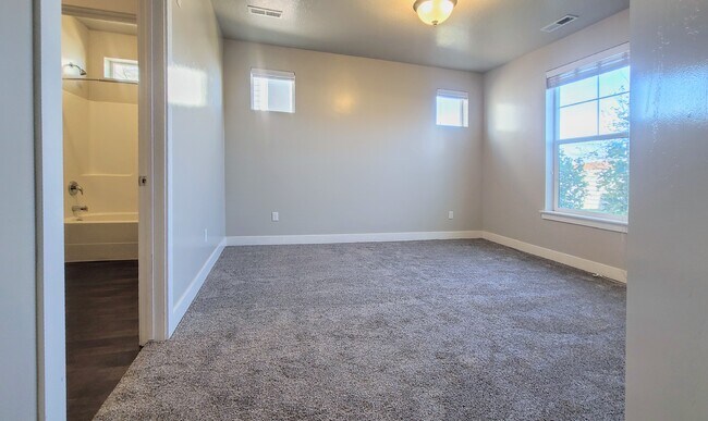 Master suite - This room is currently occupied - 74 Silver Springs Drive
