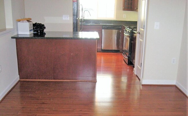 Building Photo - Gorgeous 1 Bed 1 Bath 1st Floor Condo In S...