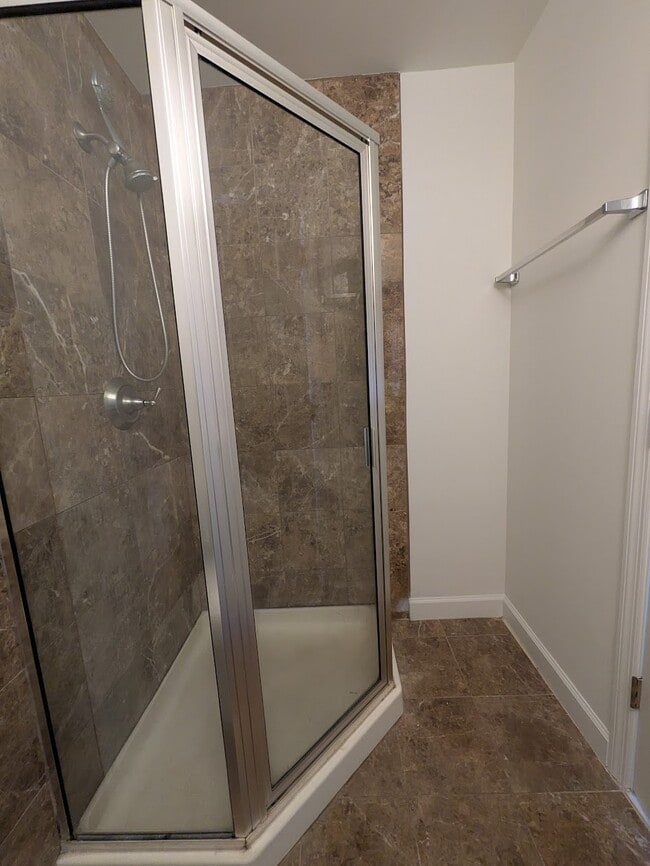 front bedroom ensuite bath - 2187 Spring Walk Ct