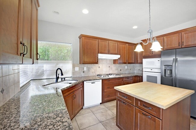 Building Photo - 40180 Eastwood Ln