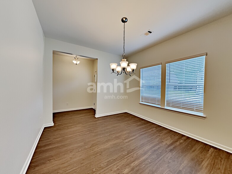 Building Photo - 330 Camp dr