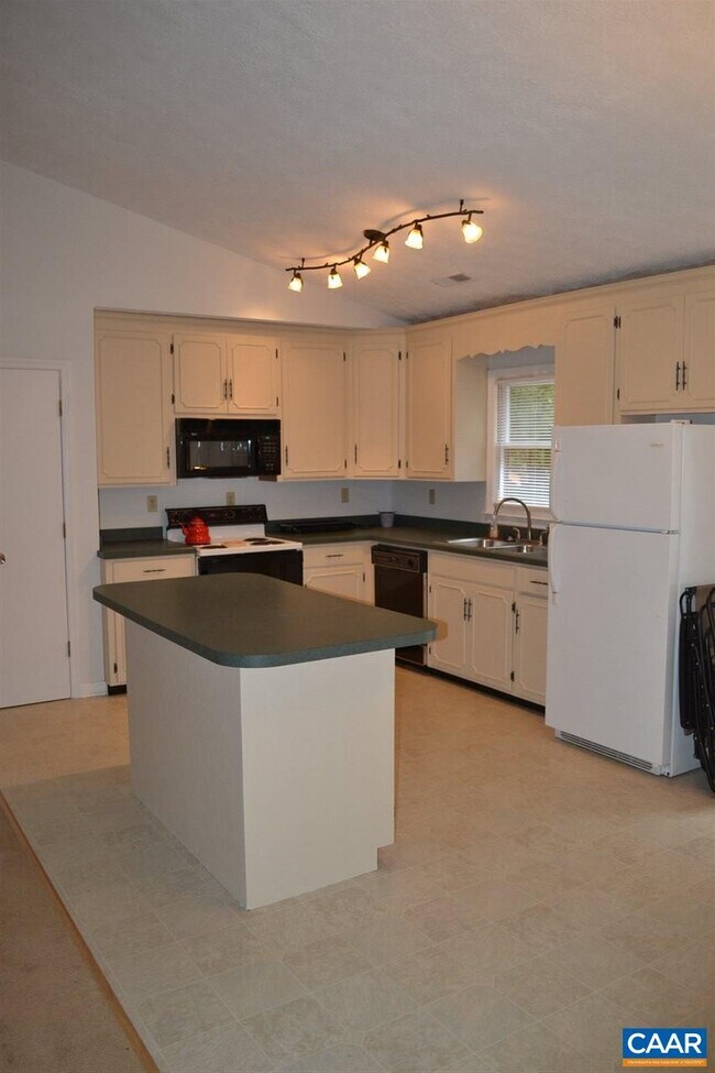Building Photo - 15 Englewood Dr