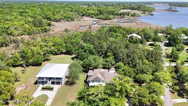 Building Photo - Spacious 5 bed, 4 bath home sits right ins...