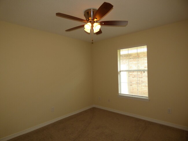 Building Photo - Great 4 Bedroom in Pensacola