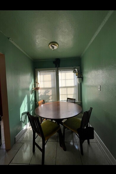 Building Photo - 4327 Kenwood Ave