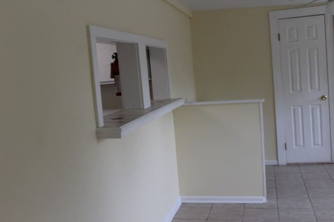 Building Photo - Home Centrally Located in Marianna, FL