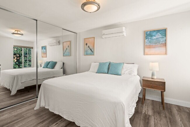 Building Photo - Fully Furnished 3BR/2BA Condo with Vaulted Ceilings, Close Proximity to UCSD and Medical Centers!...