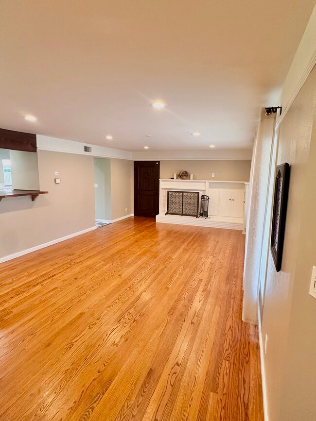Building Photo - 991 Piedmont Dr
