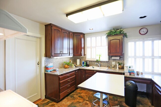 Building Photo - Two-story, 3BR/2.5BA Single family home including Lower-Level Suite with Bath & Kitchenette in Gl...