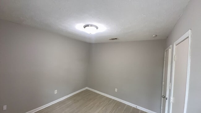 Building Photo - Quaint 2 bed townhome in culdesac