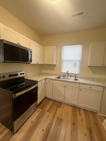 Kitchen - 405 Maplewood Ave NE