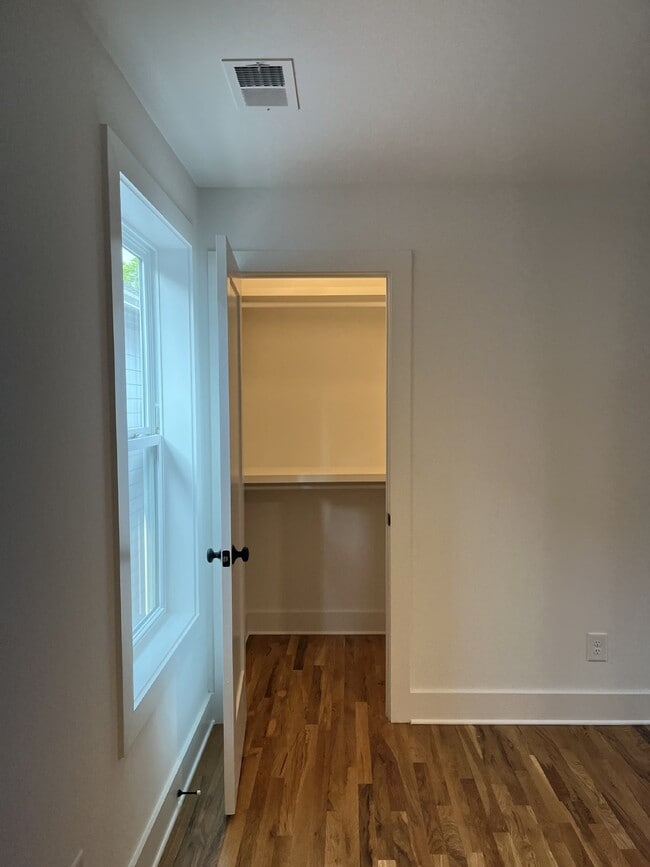 Building Photo - "Charming 4-Bed Nashville Oasis with Guest...