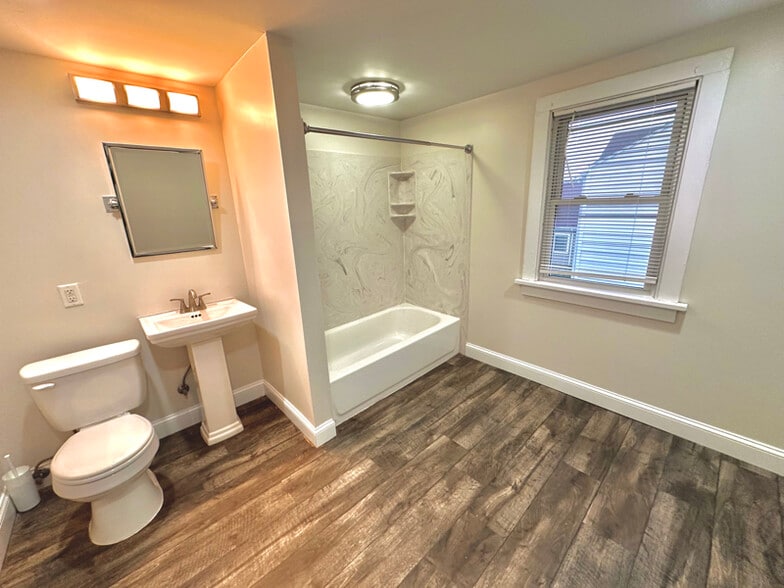 Building Photo - 4222 Broadway