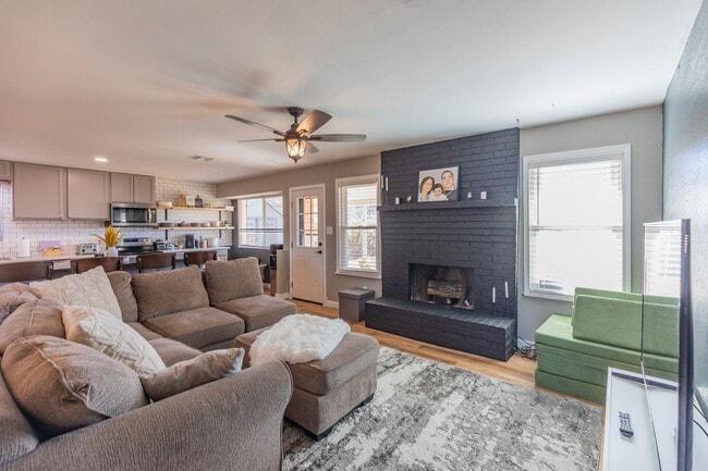 Building Photo - Beautiful 3 Bed 2 Bath - Gorgeous Views & Fenced in Backyard!