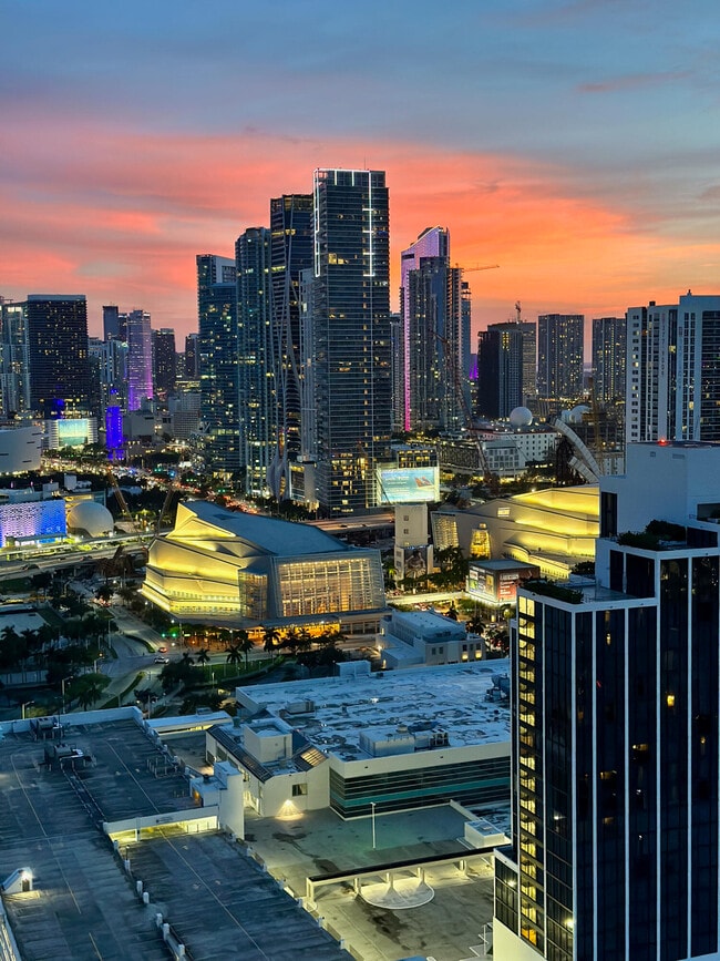 Building Photo - 1750 N Bayshore Dr