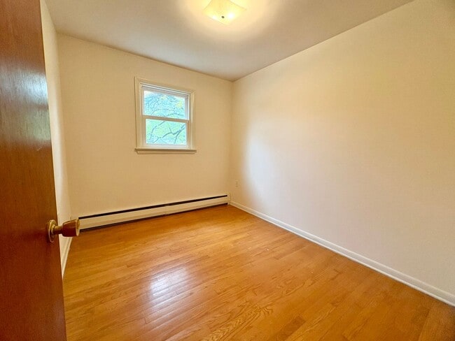 Building Photo - 3 Bedroom 1.5 Bathroom in Harrisburg -Cent...