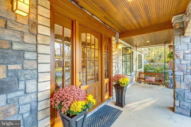 Building Photo - 1057 Vista Dr