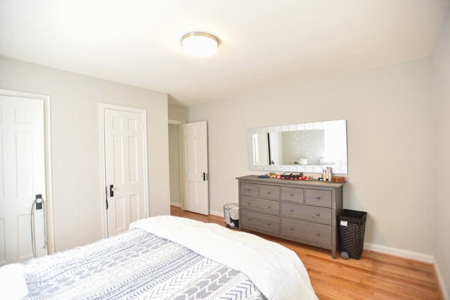 Building Photo - Zinsle Flats