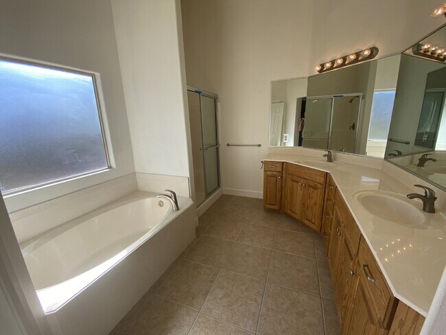 Building Photo - Charming 3-bedroom, 2-bathroom residence i...