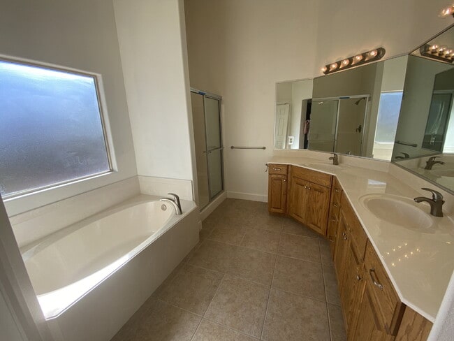 Building Photo - Charming 3-bedroom, 2-bathroom residence in Sagewood at Seven Hills