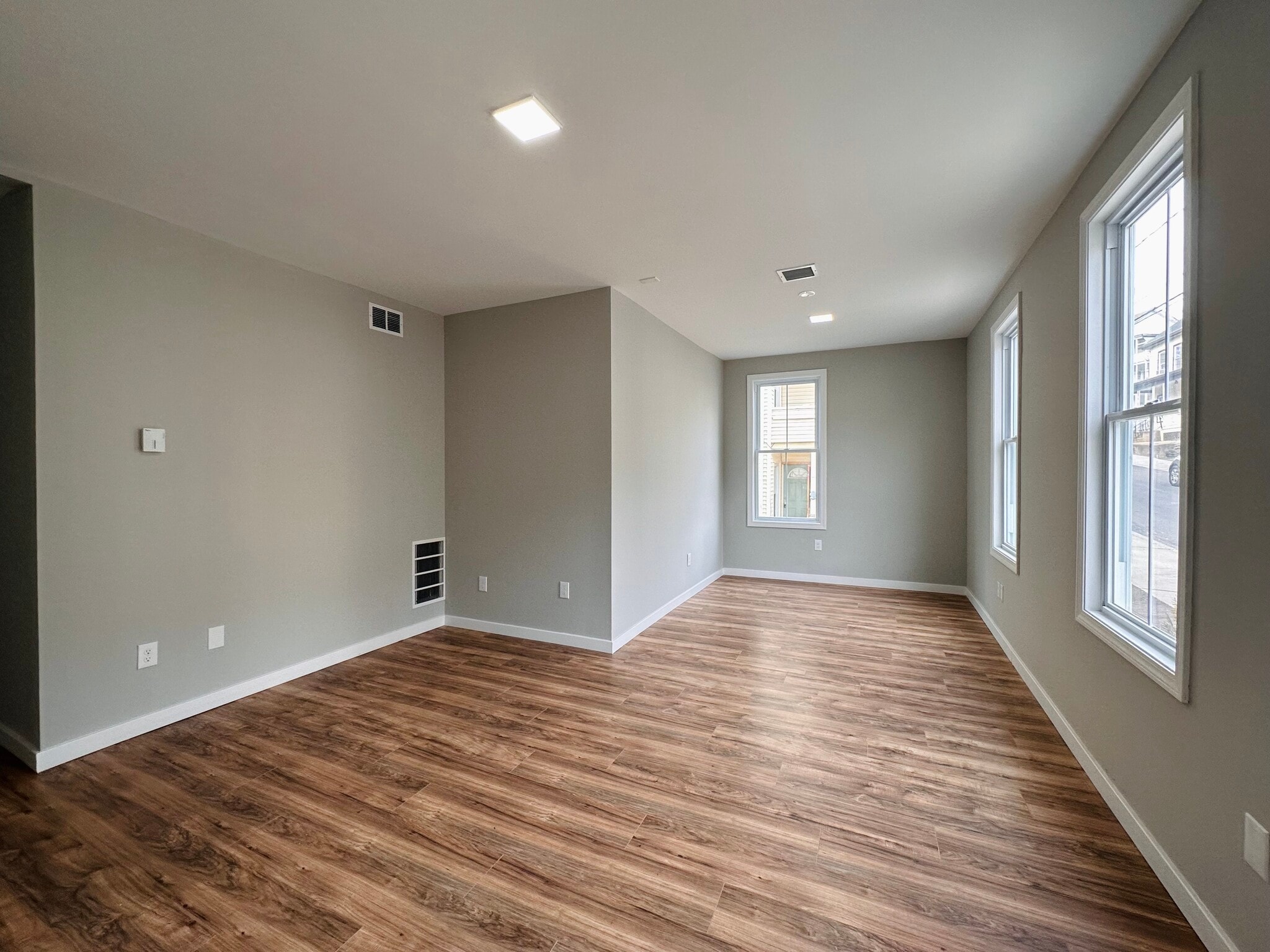 Building Photo - 19 Thompson St