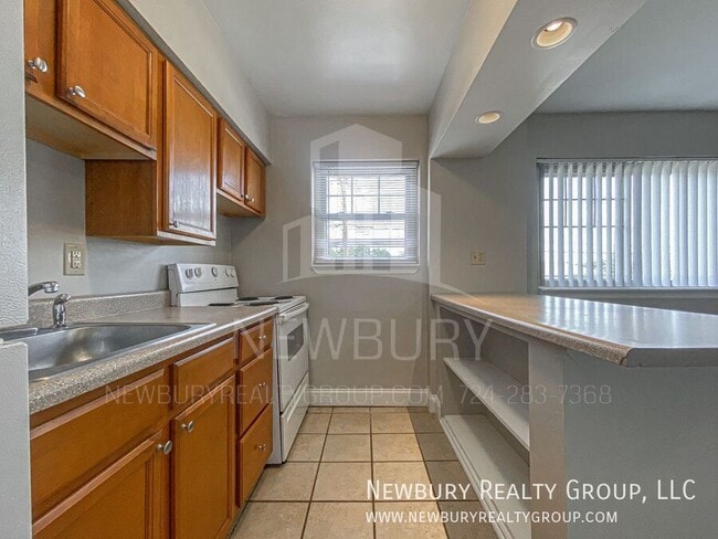 Building Photo - 305 San Juan Dr
