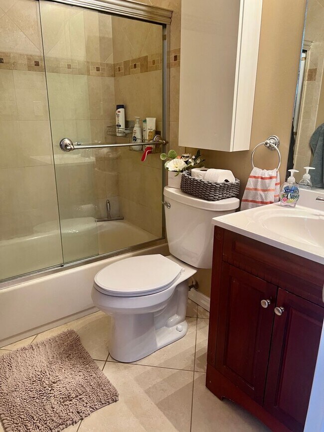 Building Photo - 2 Bed/1Bath/1 Car Garage Home
