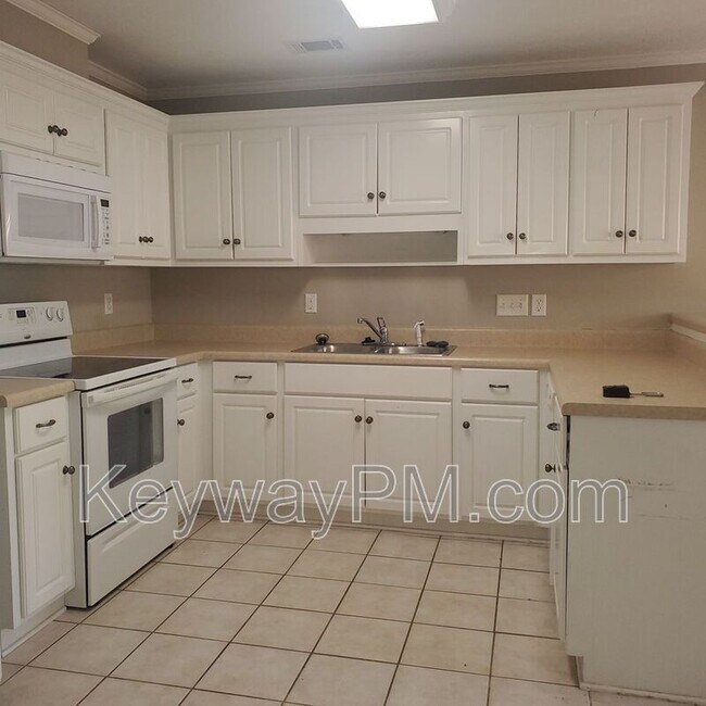 Building Photo - 823 Whispering Willow Ct