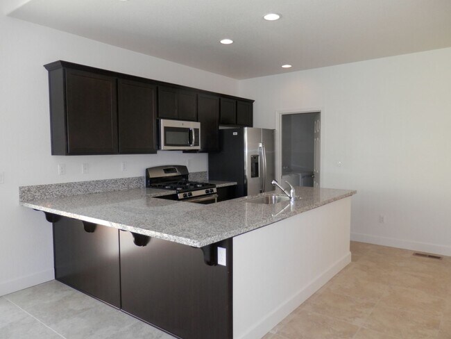 Building Photo - Fabulous home in a gated community with over 1500 sq ft, open floor plan, 3 bed, 2.5 bath