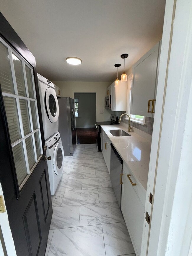Building Photo - Beautiful renovated 3 bedroom 2 full bath ...