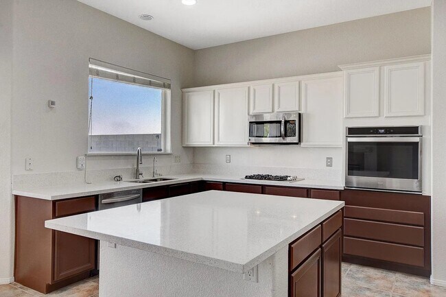Kitchen with central island - 3034 Constable St