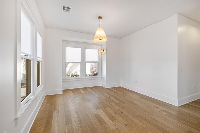 Building Photo - 2606 W 8th St