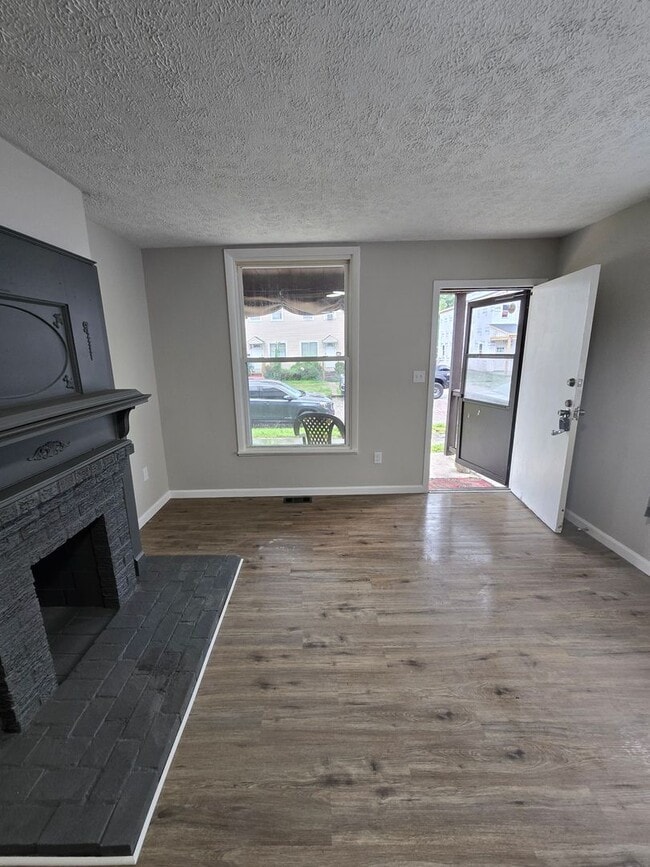 Building Photo - 4 BEDROOM SINGLE FAMILY HOME