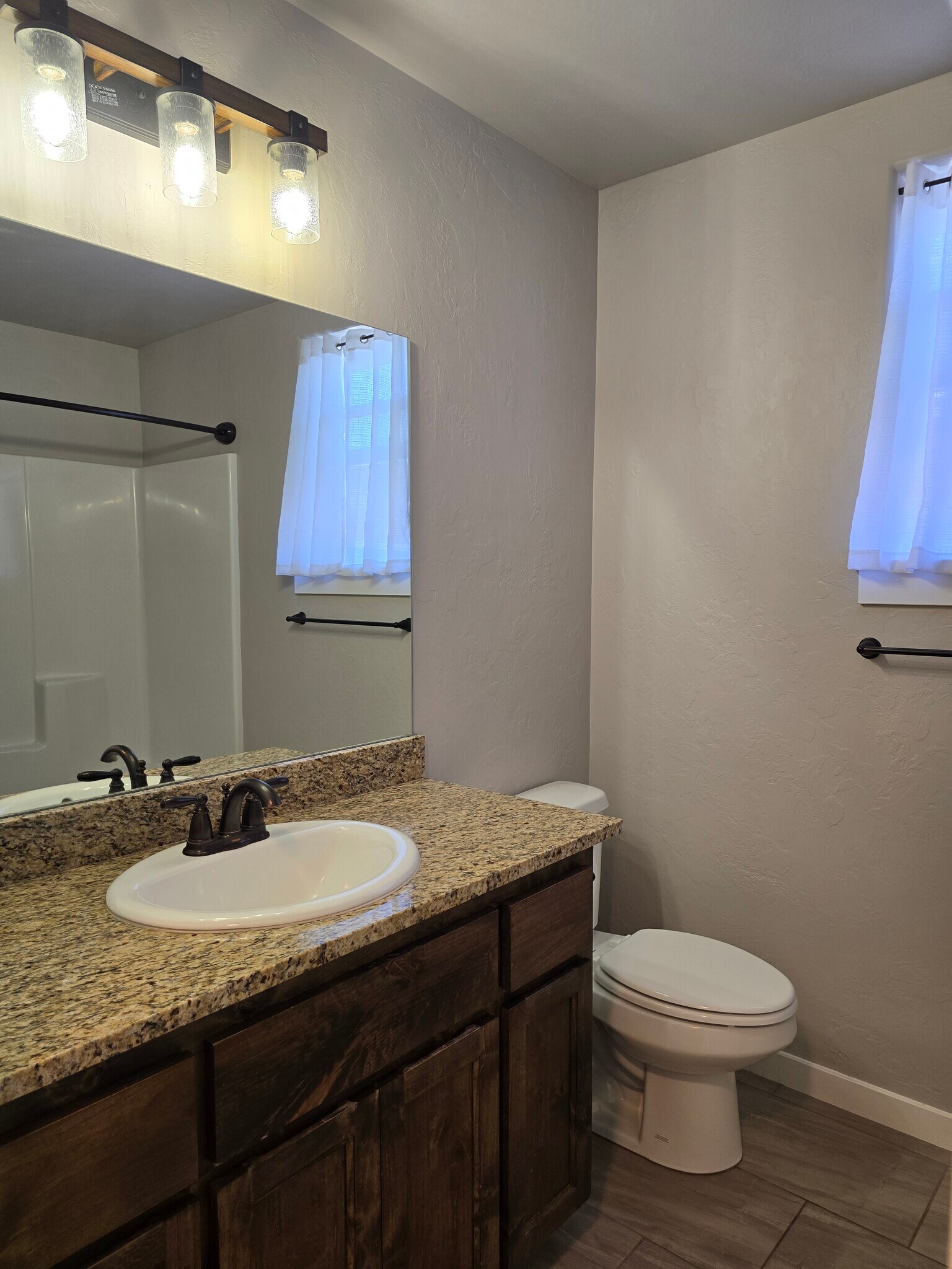 2nd bathroom with tub - 983 Stonewater Dr