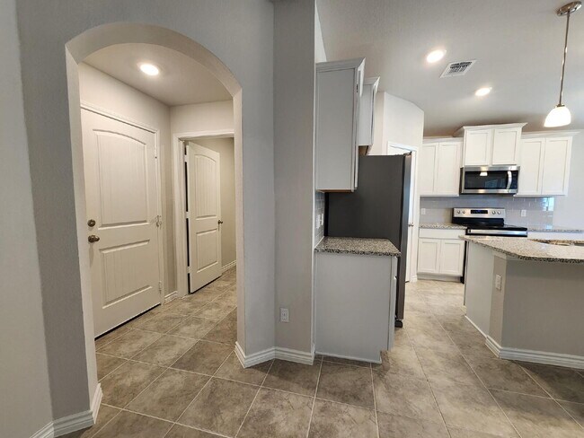 Building Photo - "Bright and Beautiful 3-Bedroom 2-Bath Hom...