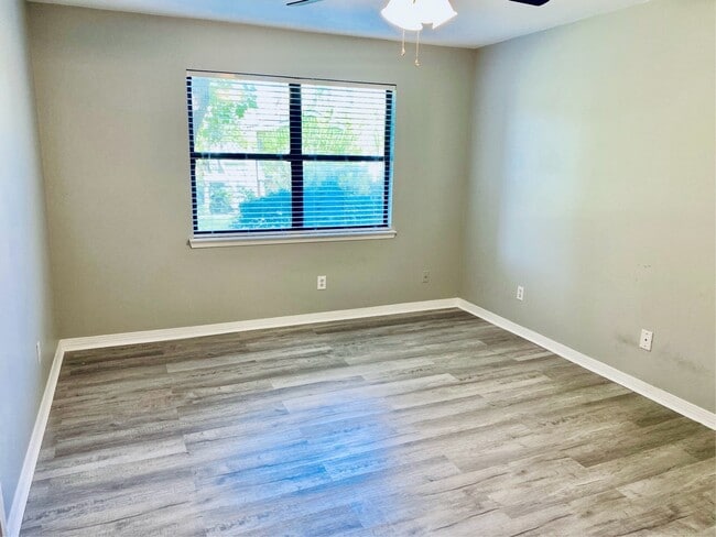 Building Photo - 200 Autumn Dr