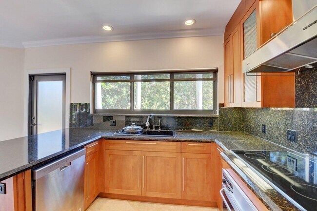 Building Photo - 1121 Bel Air Dr