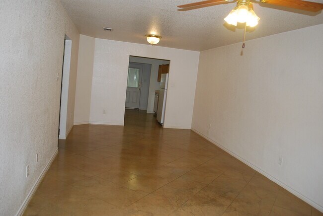 Building Photo - 928 Rosewood Dr