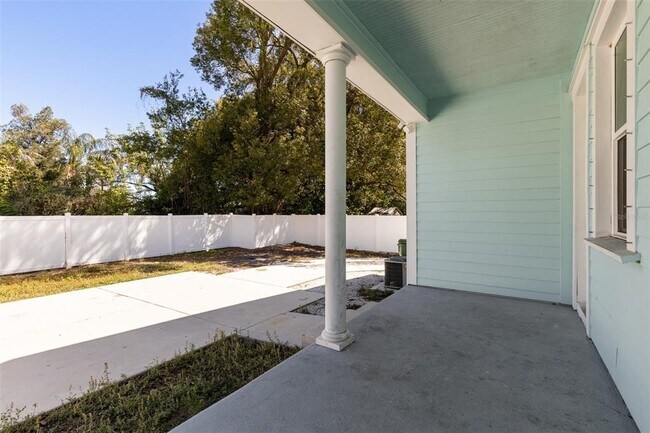 Building Photo - 506 E Robles St