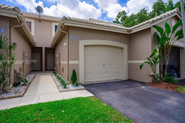 Building Photo - 2098 Madeira Dr