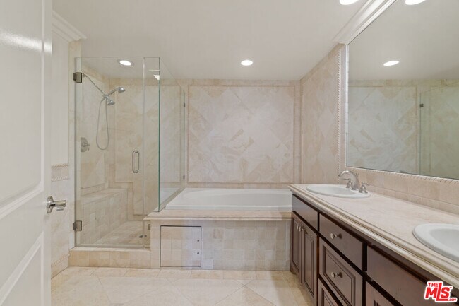 Building Photo - 2306 Fox Hills Dr