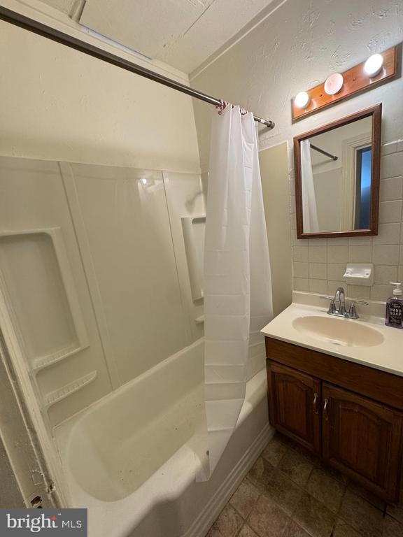 Building Photo - 261 N York St