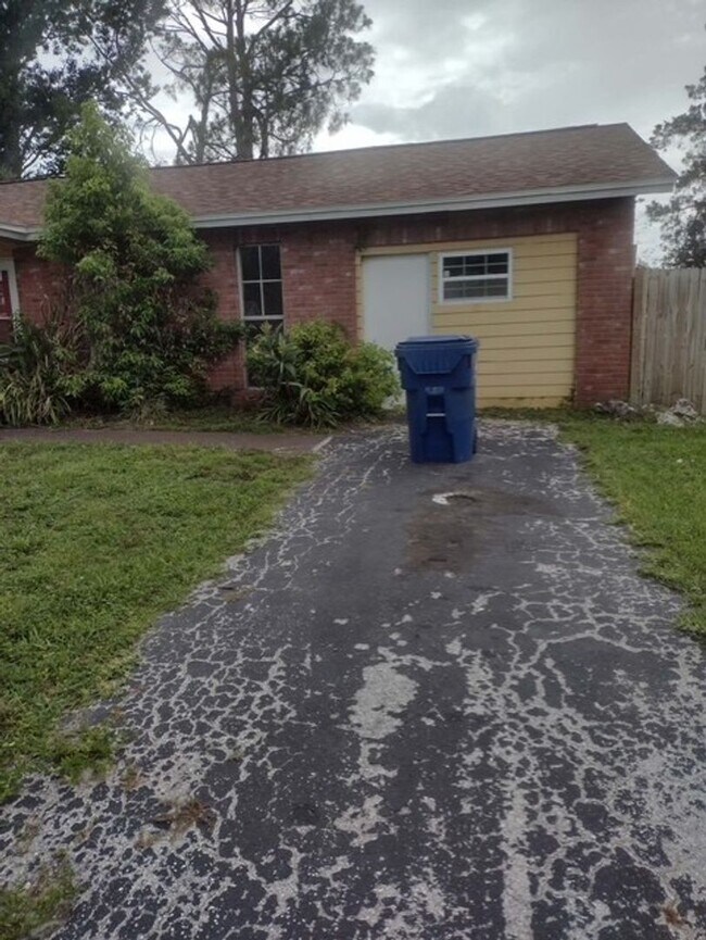 Building Photo - 2 bedroom / 2 bath available soon!