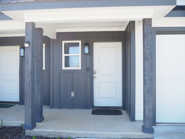 Building Photo - 4 Bed 2.5 Bath Duplex in Ft Worth