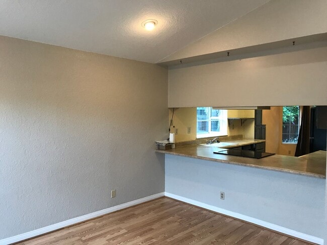 Building Photo - Charming 2/2 in South Davis