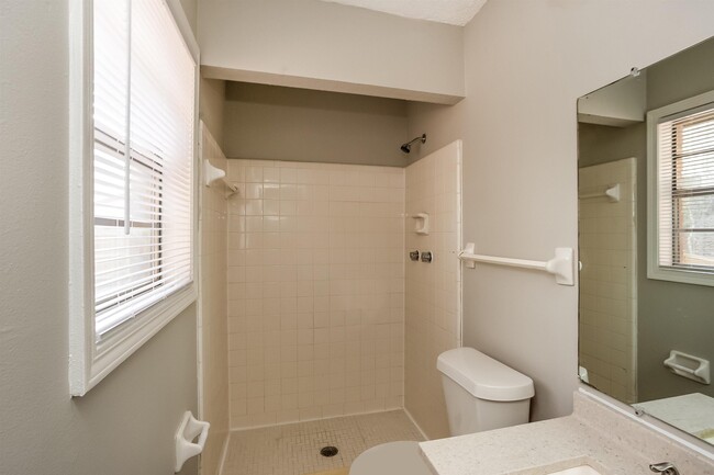 Building Photo - 2999 Morningview Dr