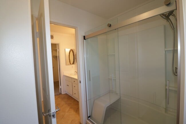 Building Photo - Townhome for Lease  in Valencia!