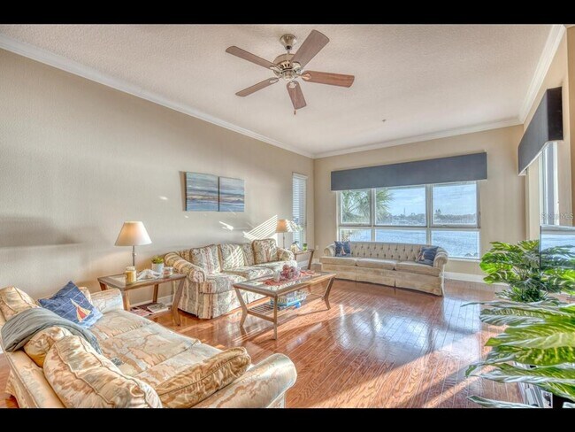 Building Photo - 1042 Bellasol Way